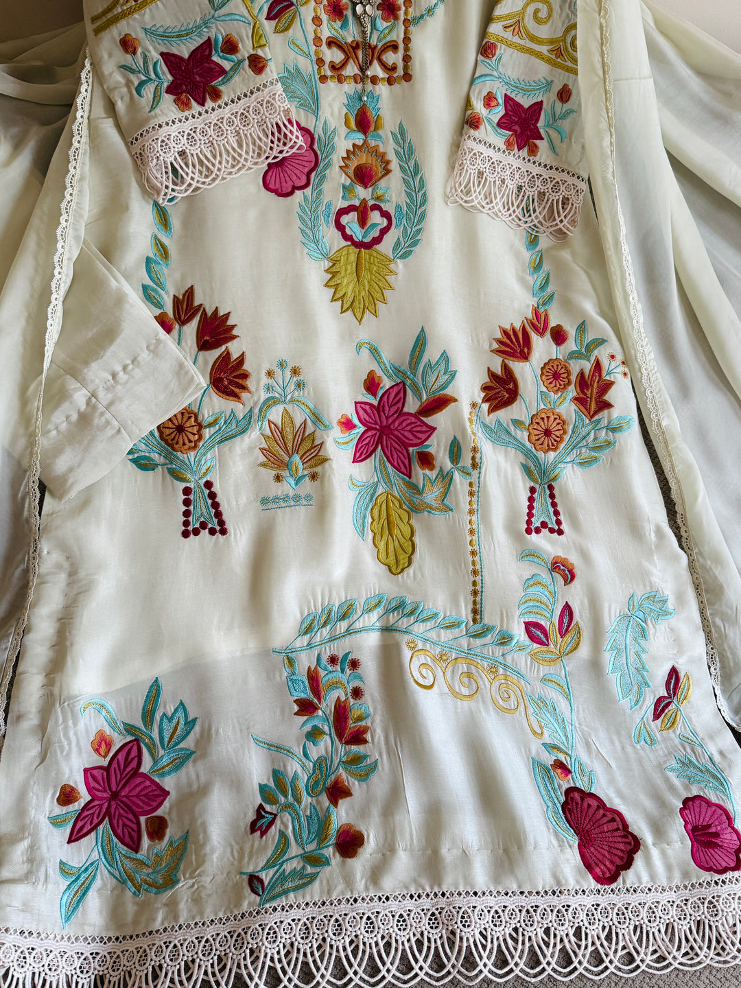 APPLIQUE EMBROIDERED SILK KAFTAN SFKF51