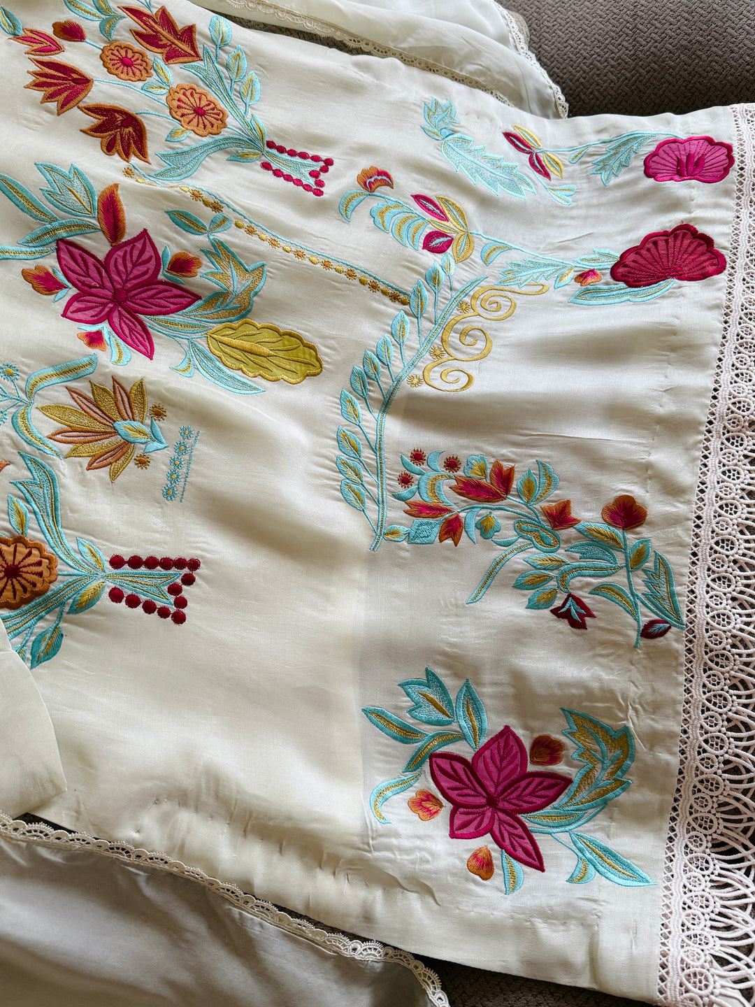 APPLIQUE EMBROIDERED SILK KAFTAN SFKF51