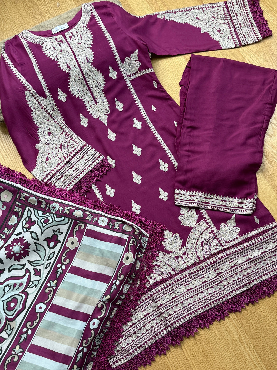 EMBROIDERED LINEN SUIT WITH WOOLEN SHAWL SFLN05