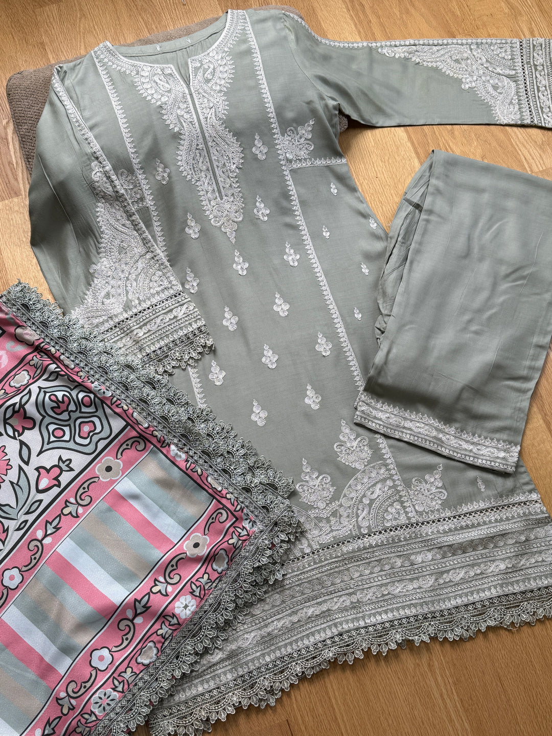 EMBROIDERED LINEN SUIT WITH WOOLEN SHAWL SFLN04