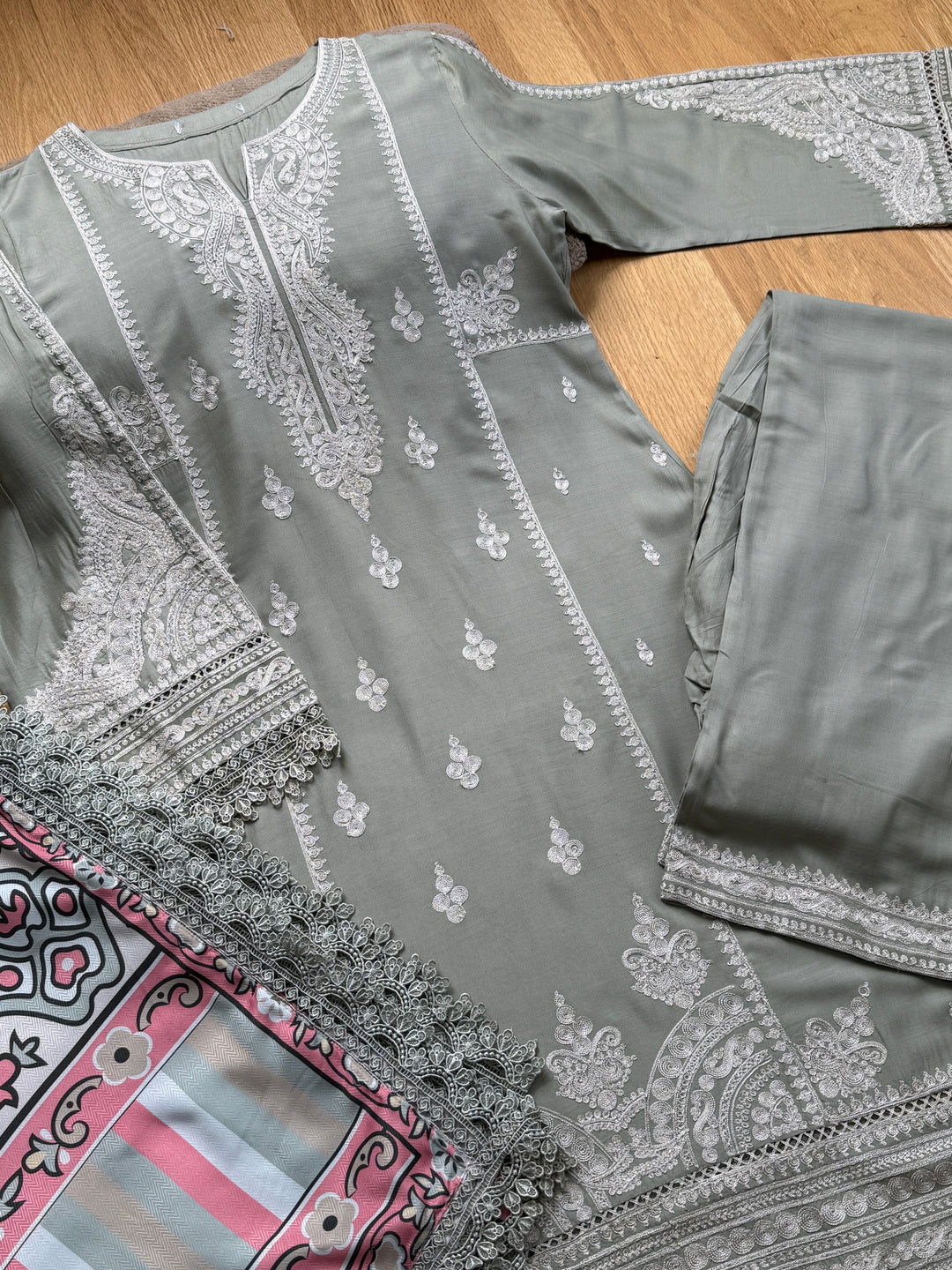 EMBROIDERED LINEN SUIT WITH WOOLEN SHAWL SFLN04