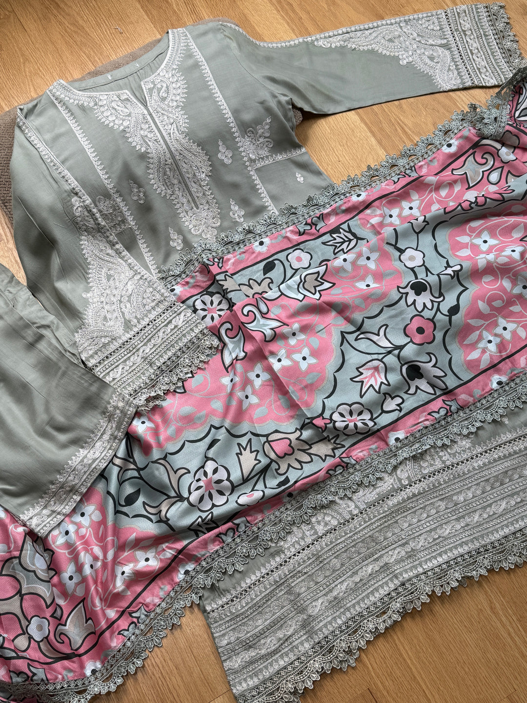 EMBROIDERED LINEN SUIT WITH WOOLEN SHAWL SFLN04