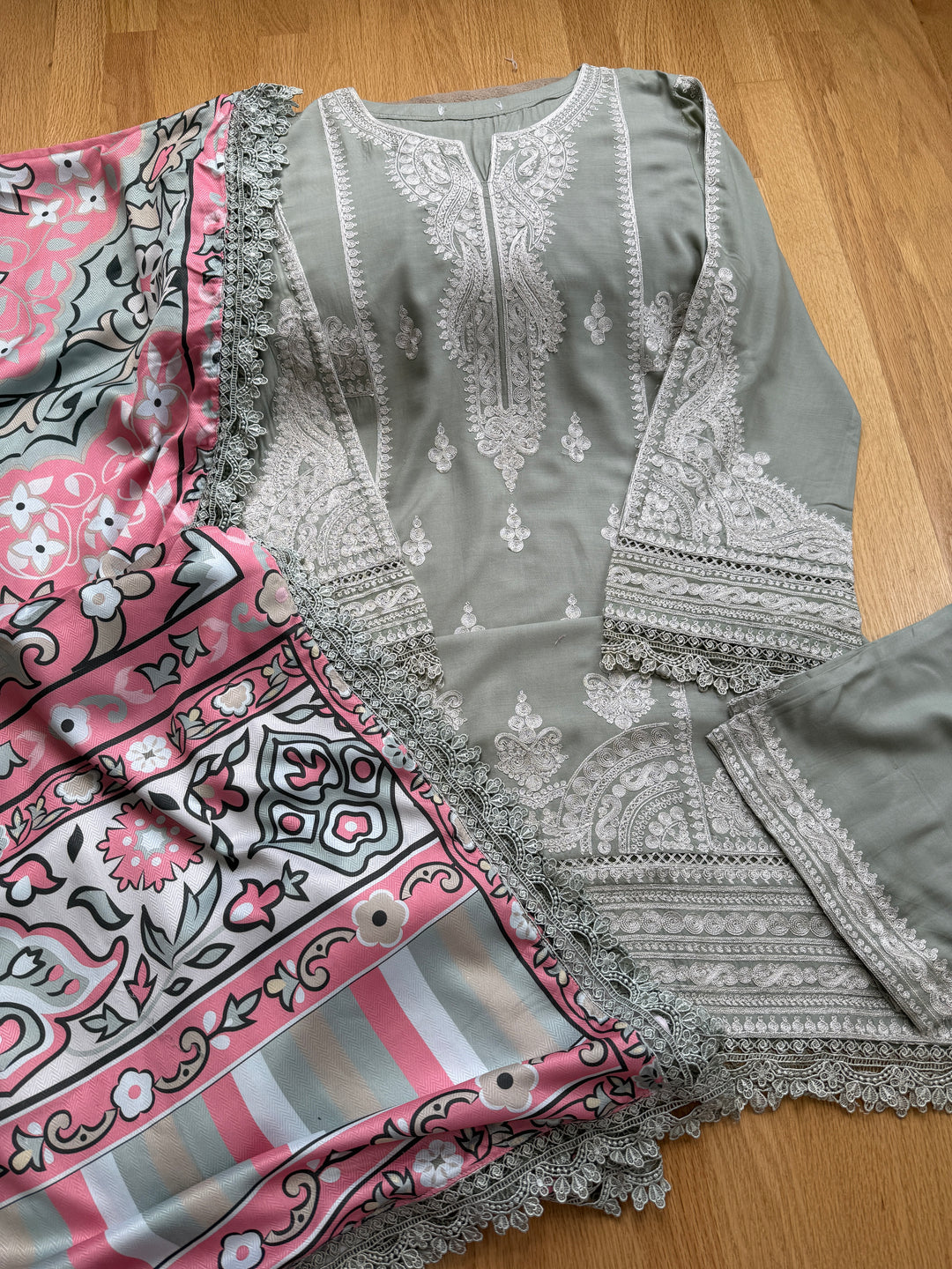 EMBROIDERED LINEN SUIT WITH WOOLEN SHAWL SFLN04