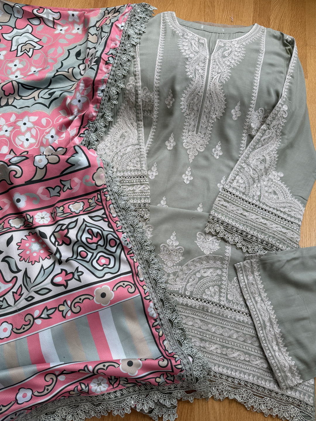 EMBROIDERED LINEN SUIT WITH WOOLEN SHAWL SFLN04