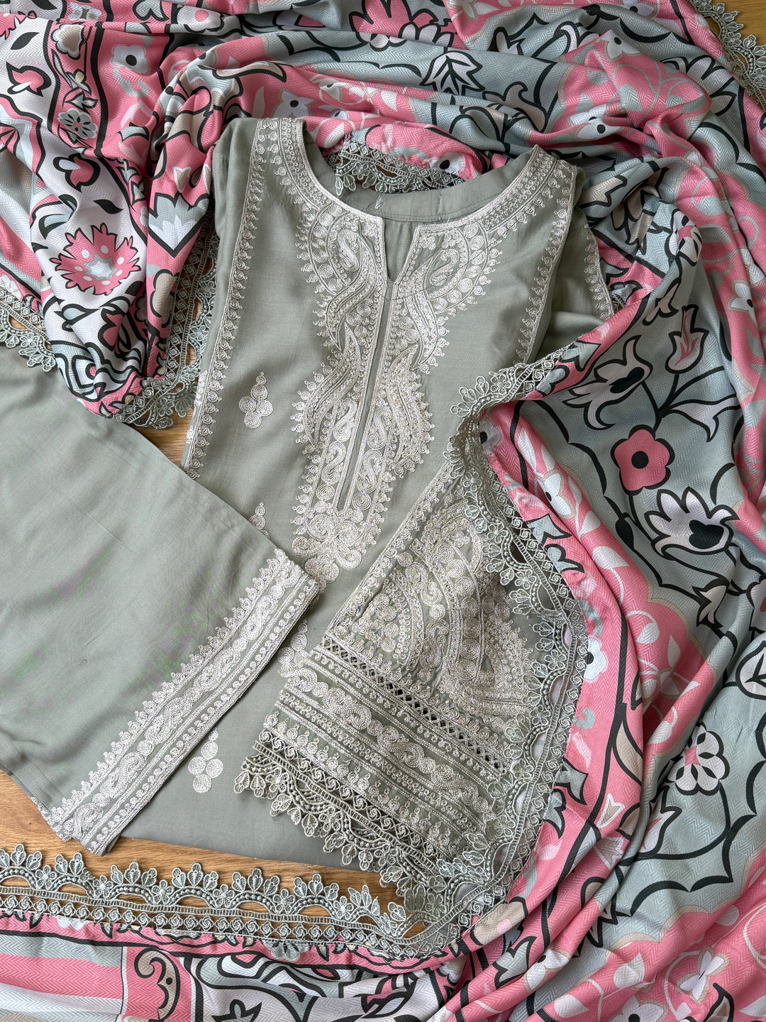 EMBROIDERED LINEN SUIT WITH WOOLEN SHAWL SFLN04