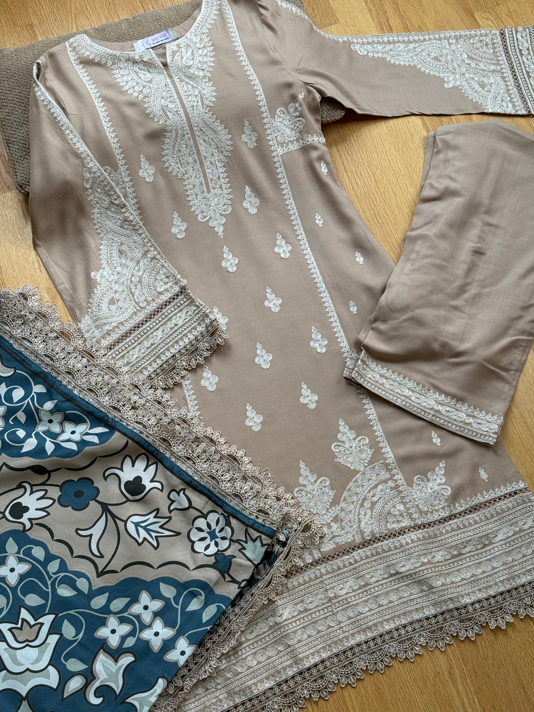 EMBROIDERED LINEN SUIT WITH WOOLEN SHAWL SFLN03