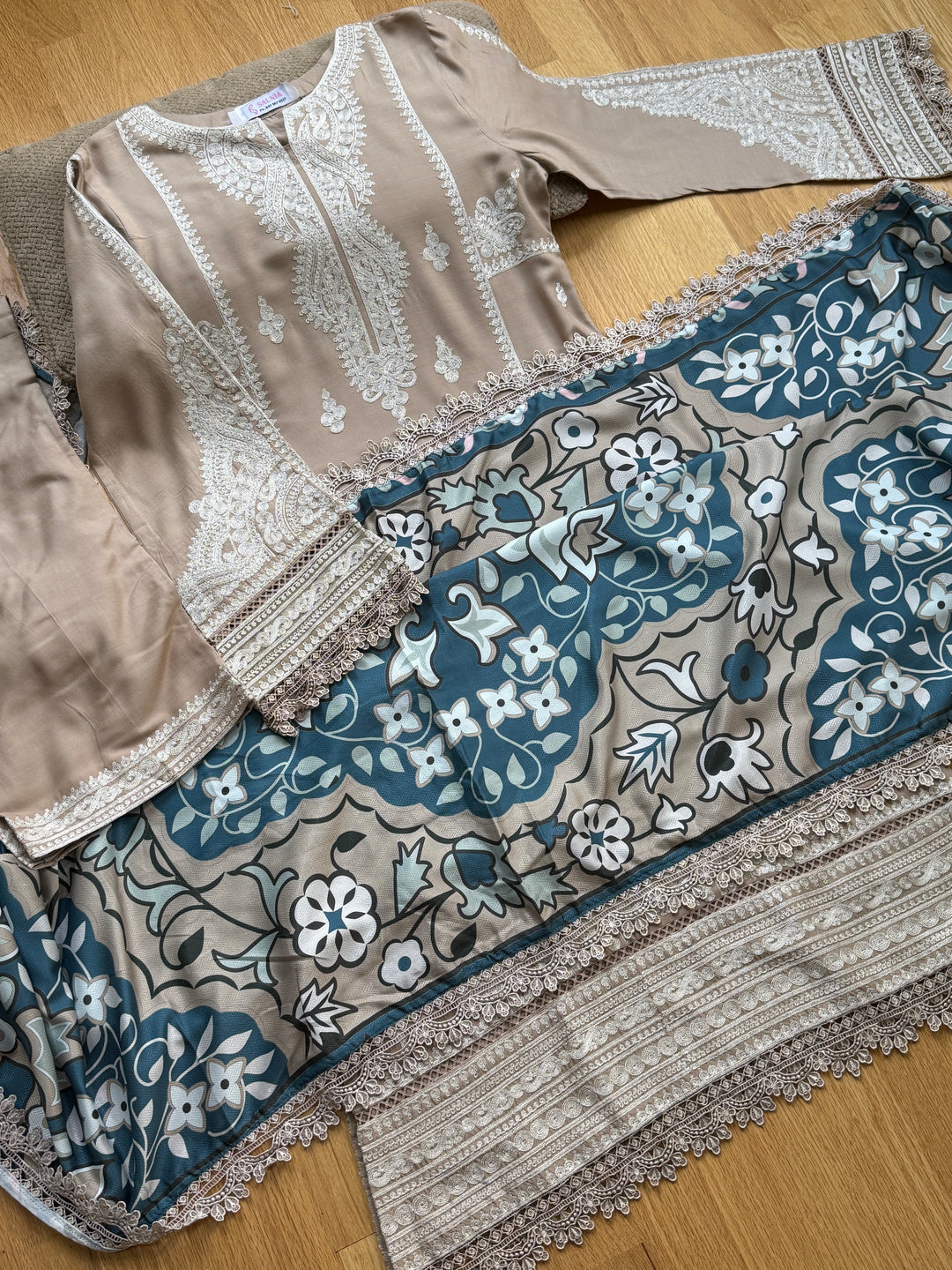 EMBROIDERED LINEN SUIT WITH WOOLEN SHAWL SFLN03