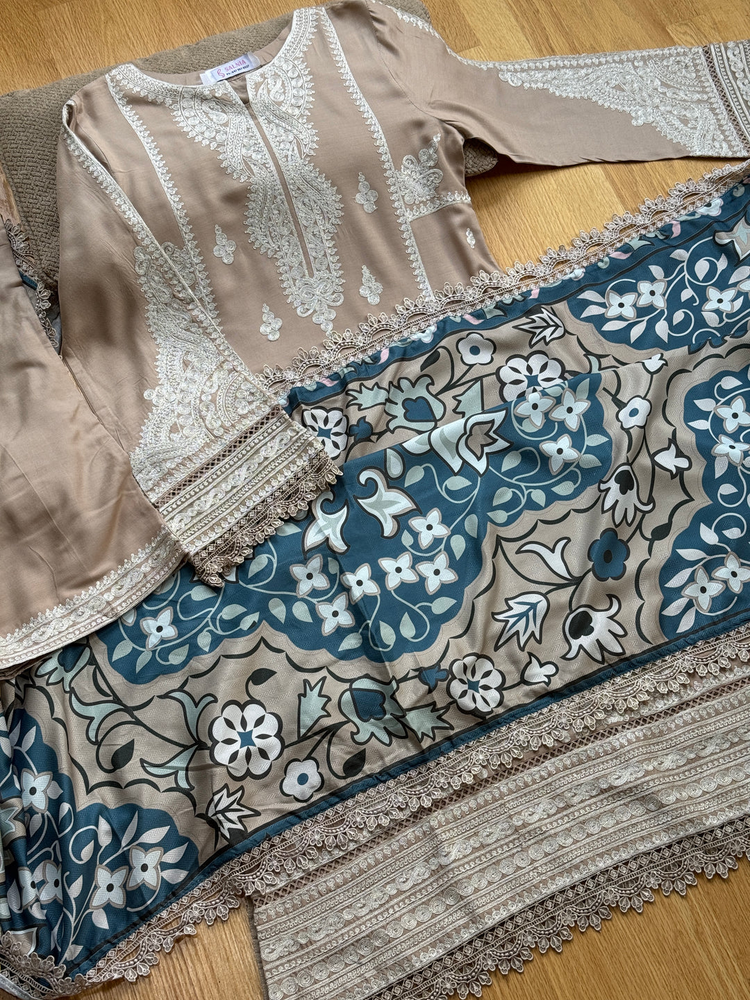 EMBROIDERED LINEN SUIT WITH WOOLEN SHAWL SFLN03