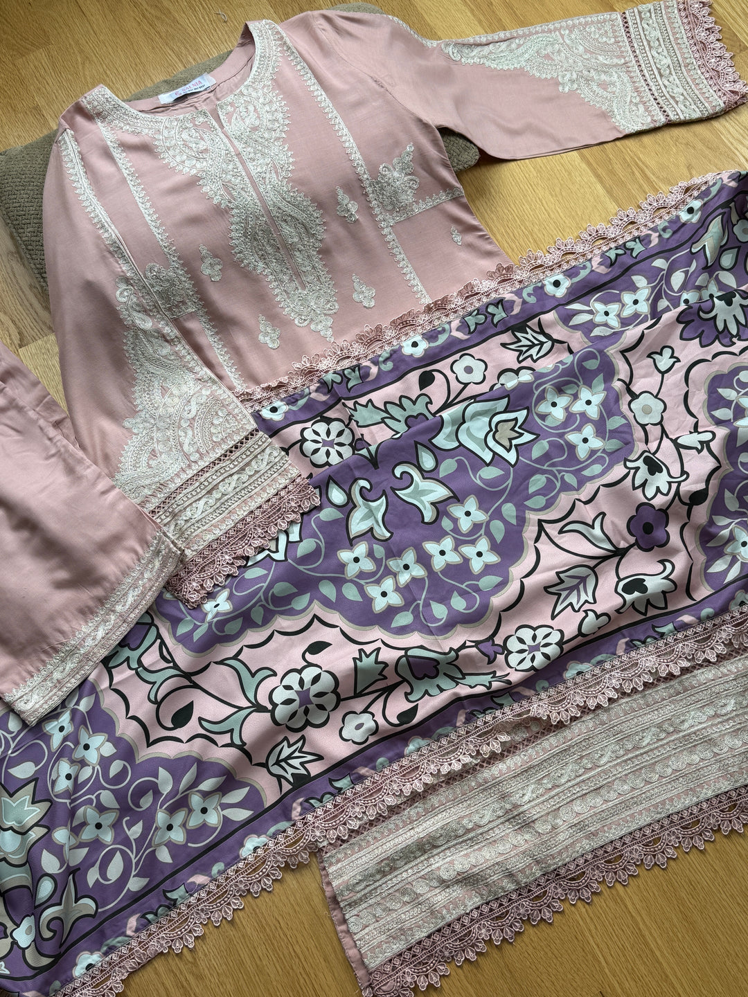 EMBROIDERED LINEN SUIT WITH WOOLEN SHAWL SFLN01