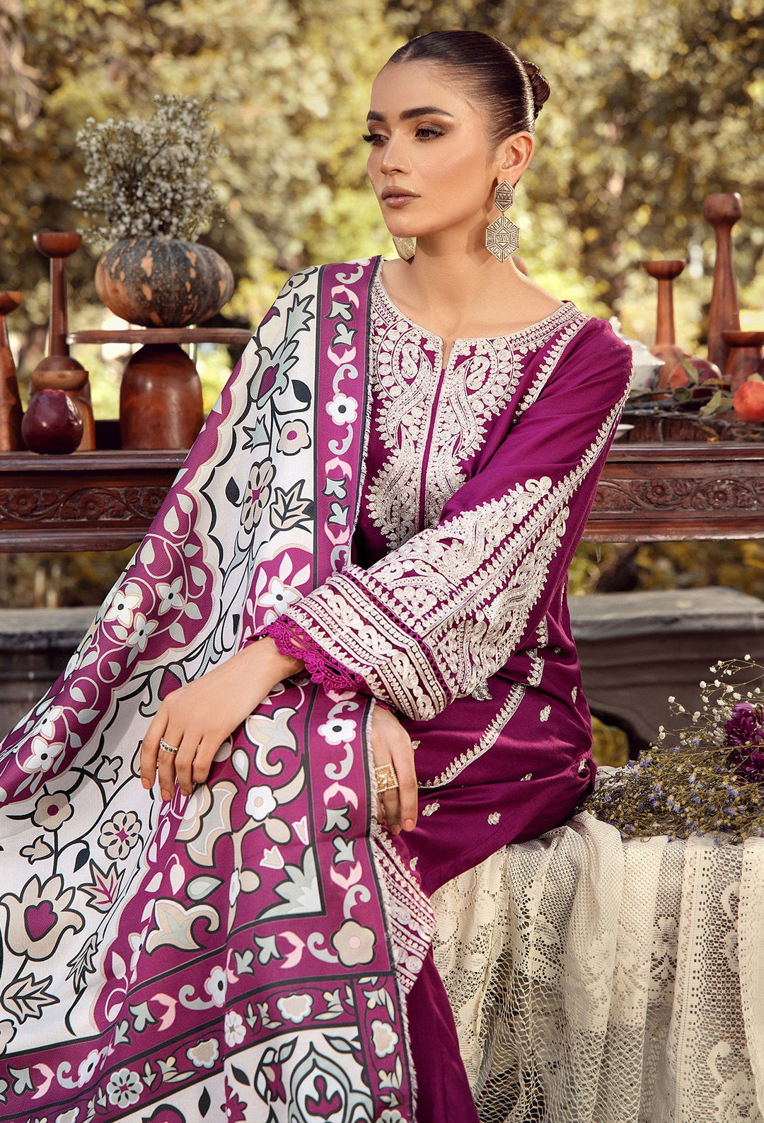EMBROIDERED LINEN SUIT WITH WOOLEN SHAWL SFLN05