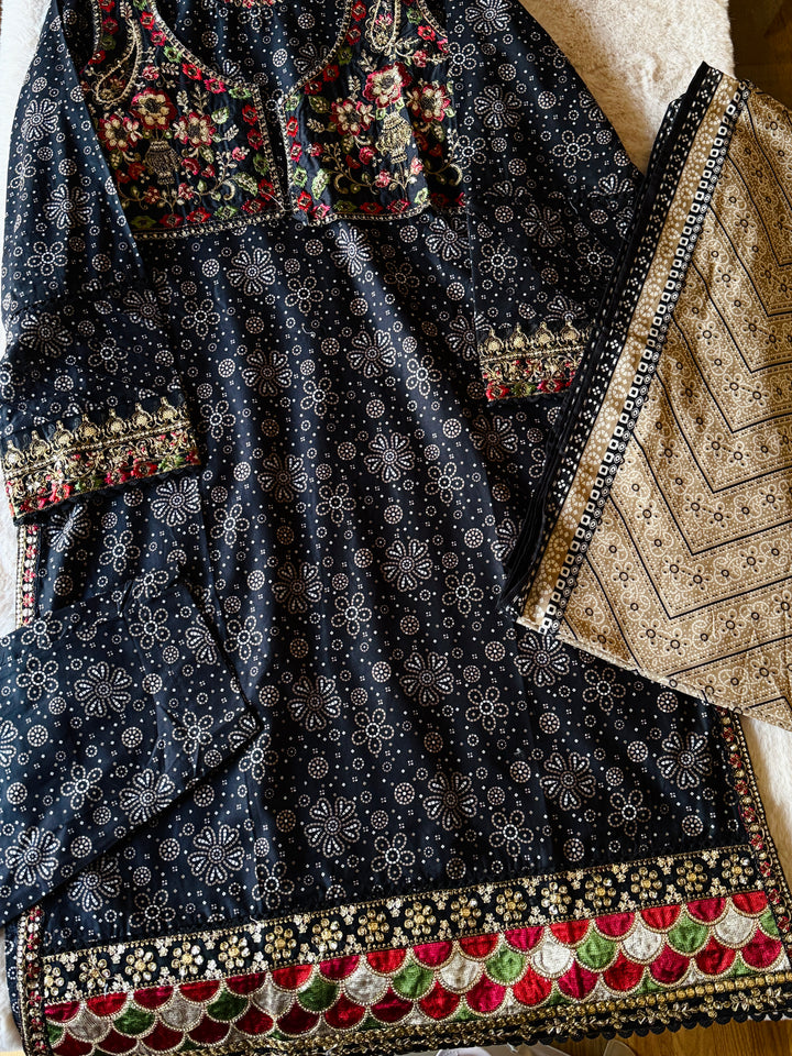 EMBROIDERED CASUAL WEAR LAWN 3-PC SUITS CWSF08