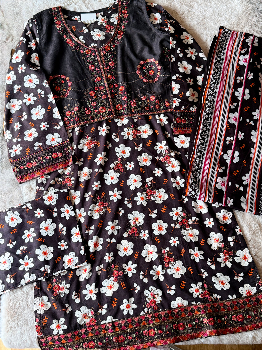 EMBROIDERED CASUAL WEAR LAWN 3-PC SUITS CWSF12