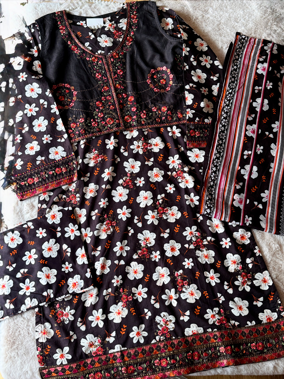 EMBROIDERED CASUAL WEAR LAWN 3-PC SUITS CWSF12