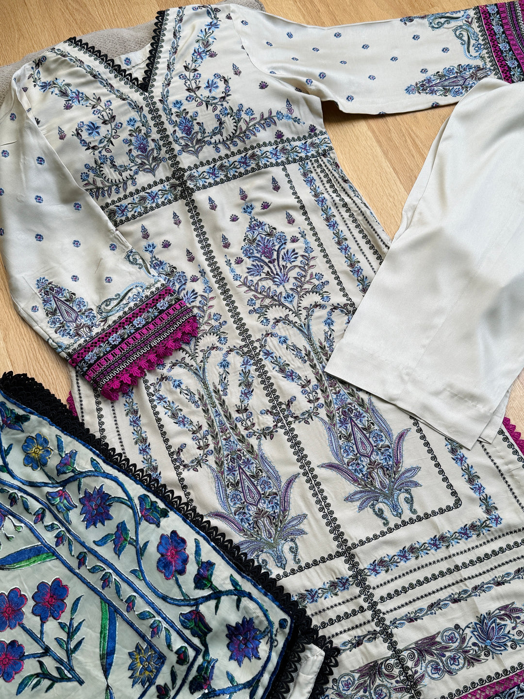 EMBROIDERED LINEN SUIT WITH PALACHI DUPATTA PLSF08