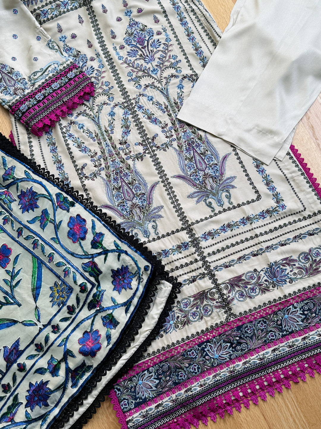 EMBROIDERED LINEN SUIT WITH PALACHI DUPATTA PLSF08