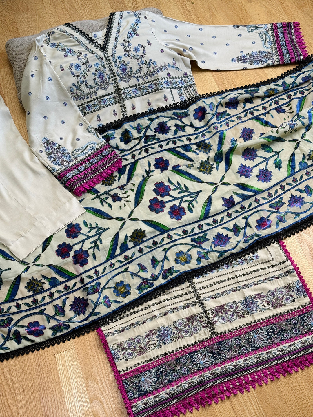 EMBROIDERED LINEN SUIT WITH PALACHI DUPATTA PLSF08