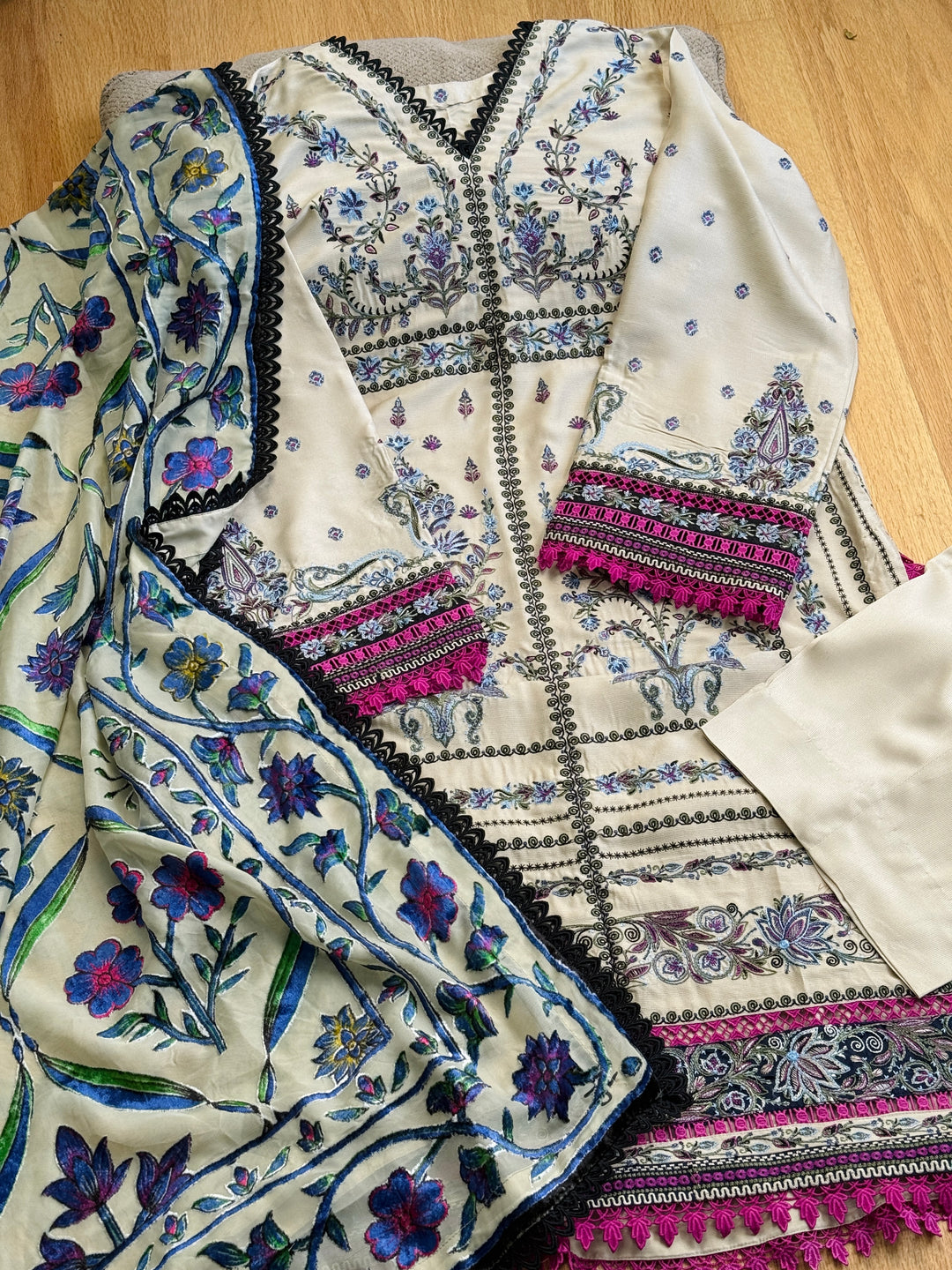 EMBROIDERED LINEN SUIT WITH PALACHI DUPATTA PLSF08