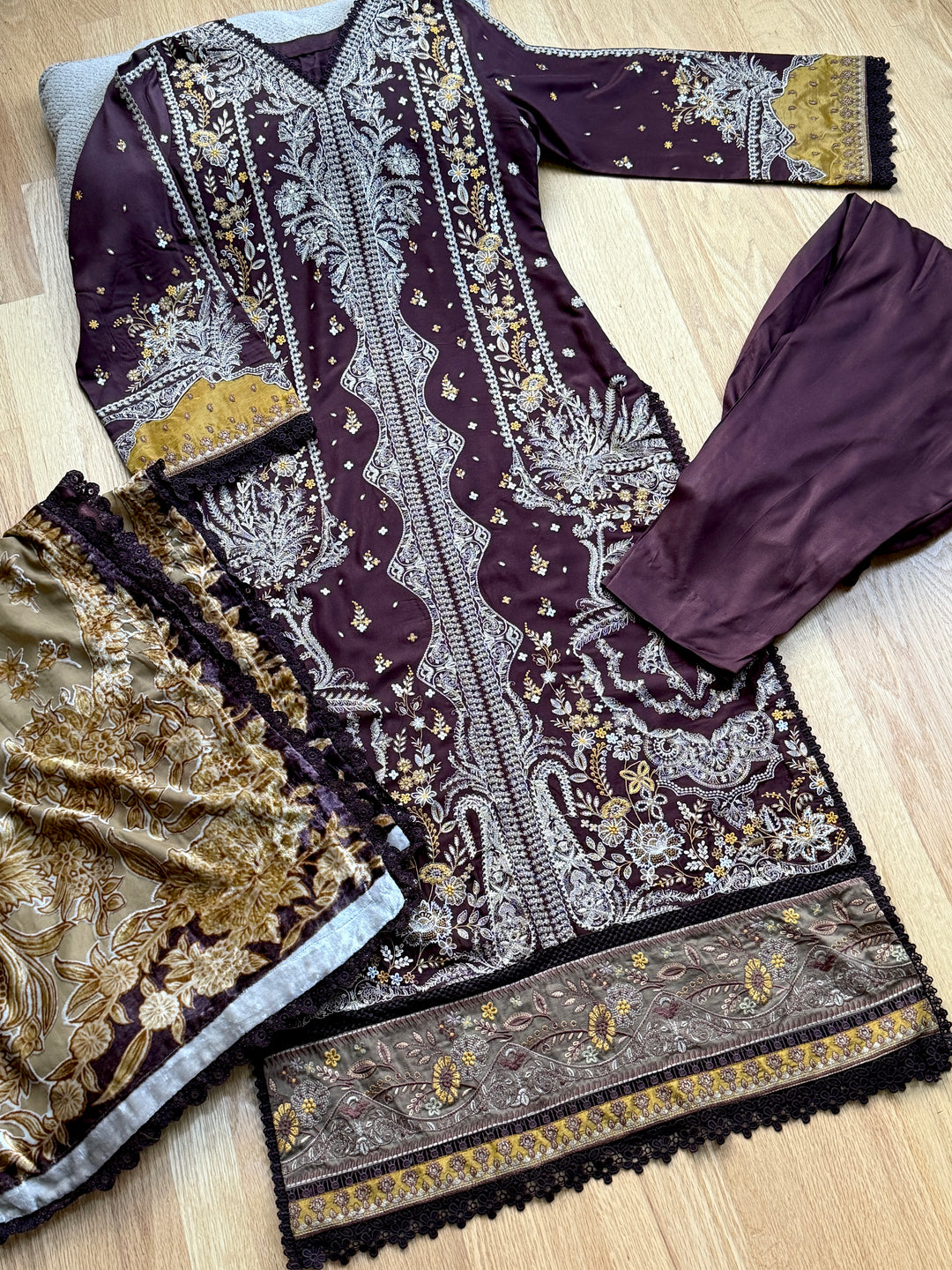 EMBROIDERED LINEN SUIT WITH PALACHI DUPATTA PLSF04