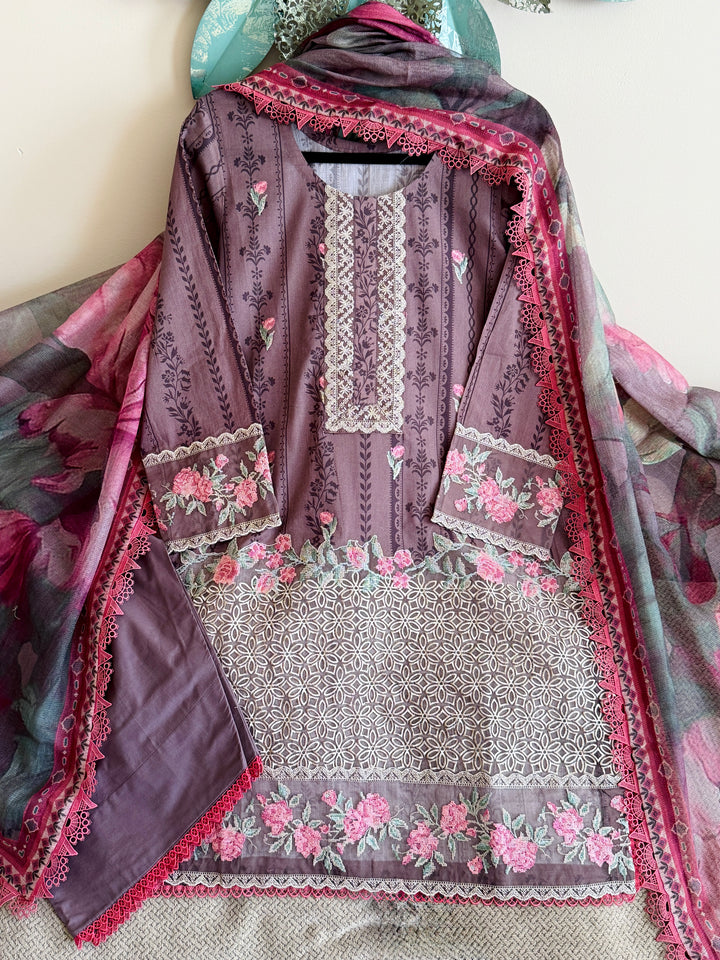ZAINAB CHOTTANI LAWN COLLECTION ZCSF01