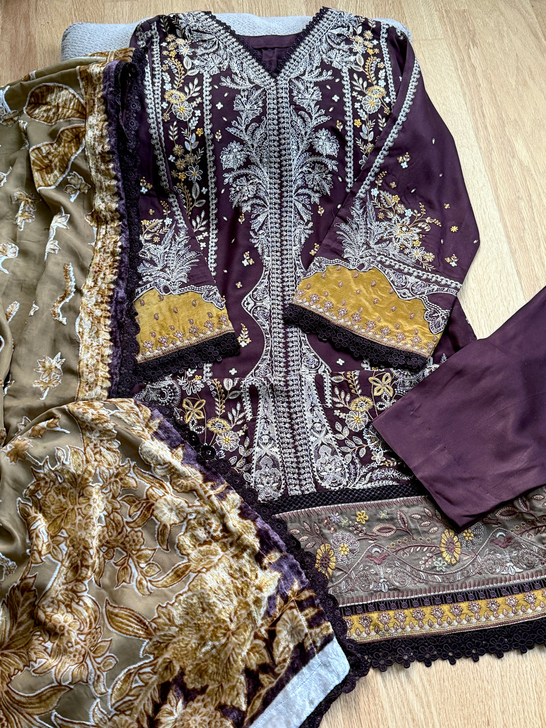 EMBROIDERED LINEN SUIT WITH PALACHI DUPATTA PLSF07