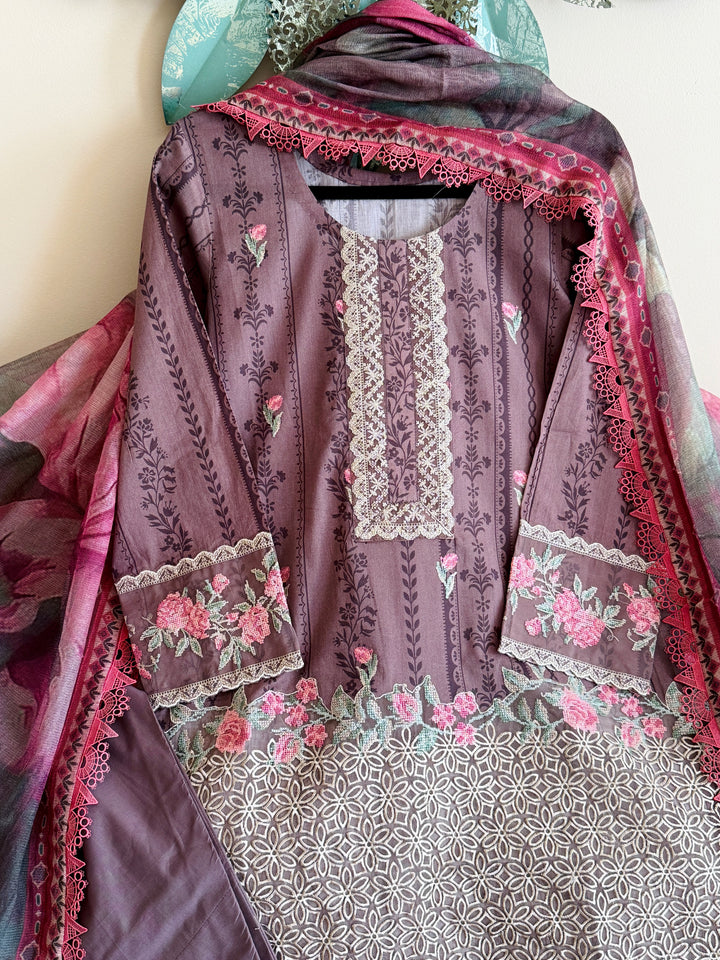 ZAINAB CHOTTANI LAWN COLLECTION ZCSF01