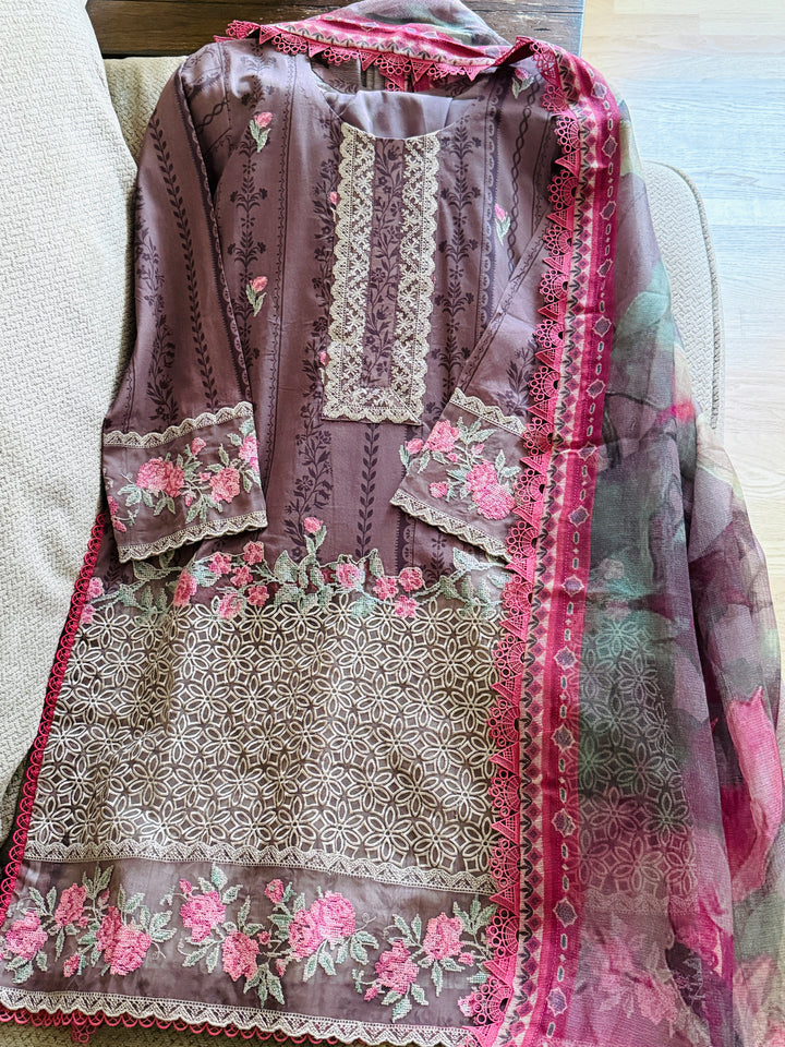 ZAINAB CHOTTANI LAWN COLLECTION ZCSF01