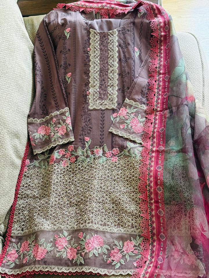 ZAINAB CHOTTANI LAWN COLLECTION ZCSF01