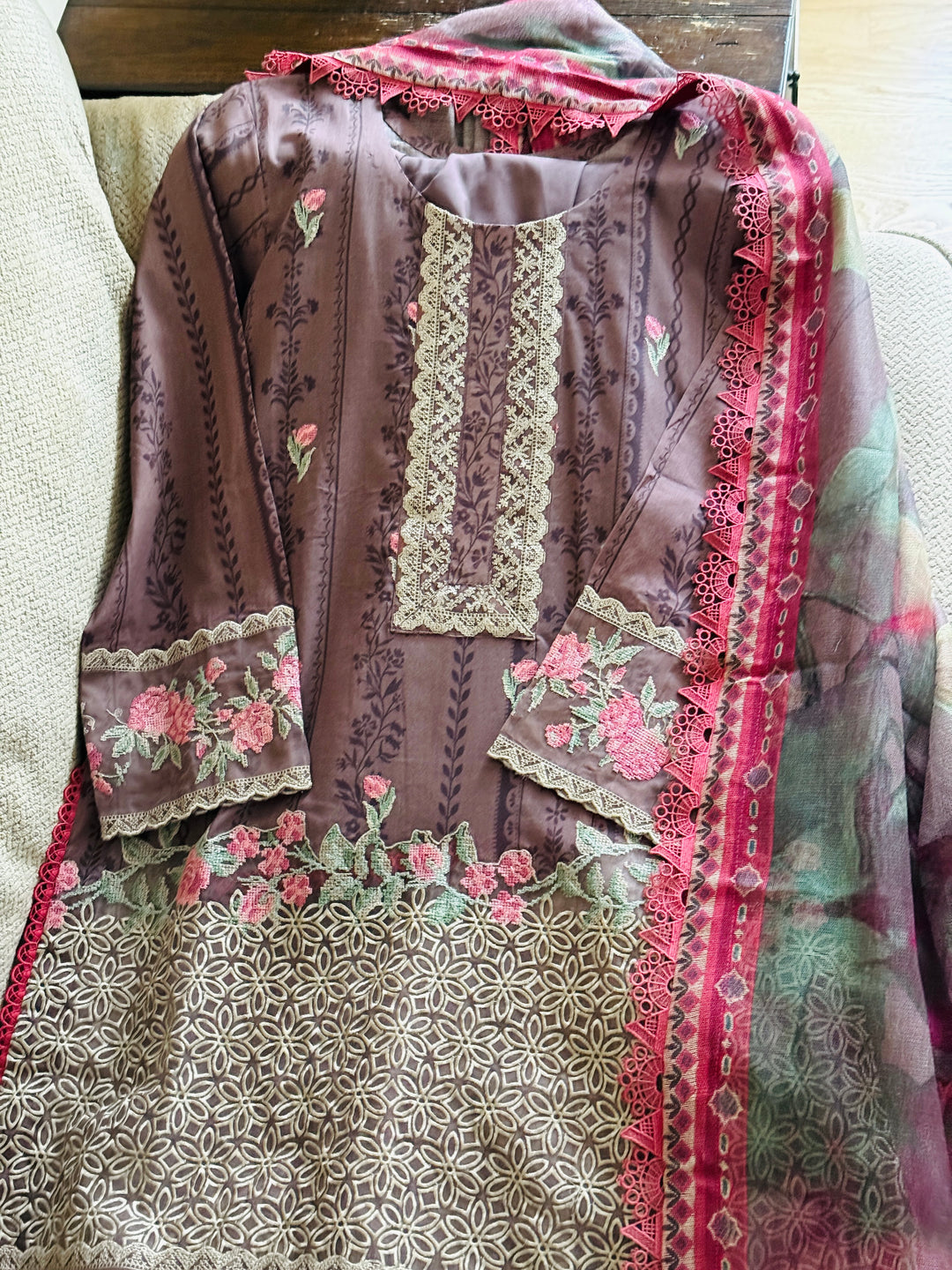 ZAINAB CHOTTANI LAWN COLLECTION ZCSF01
