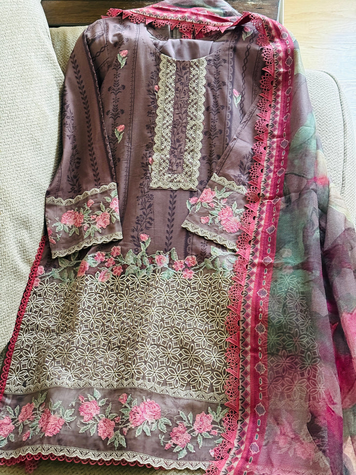 ZAINAB CHOTTANI LAWN COLLECTION ZCSF01