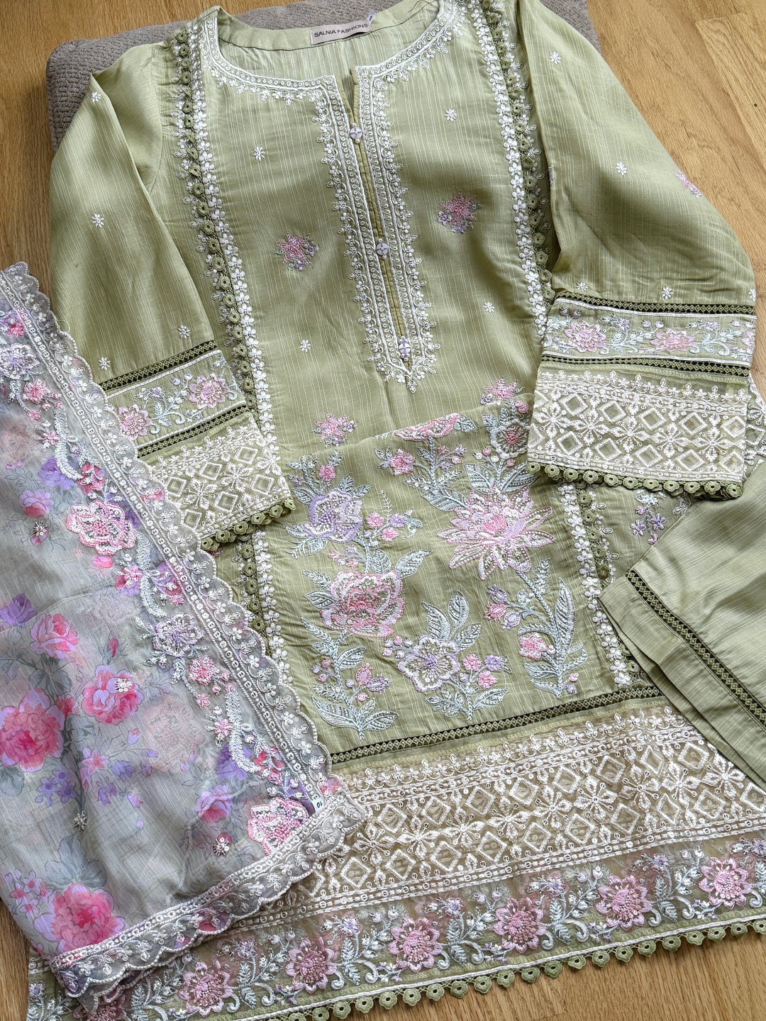 EMBROIDERED LINEN SUIT WITH WOOLEN SHAWL SFLN01