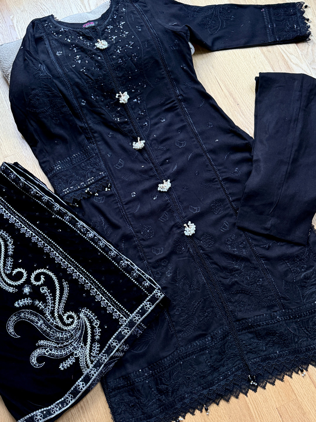 LINEN SUIT WITH EMBROIDERED VELVET DUPATTA VLSF02