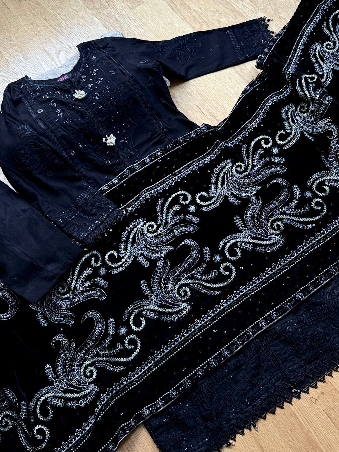 LINEN SUIT WITH EMBROIDERED VELVET DUPATTA VLSF02