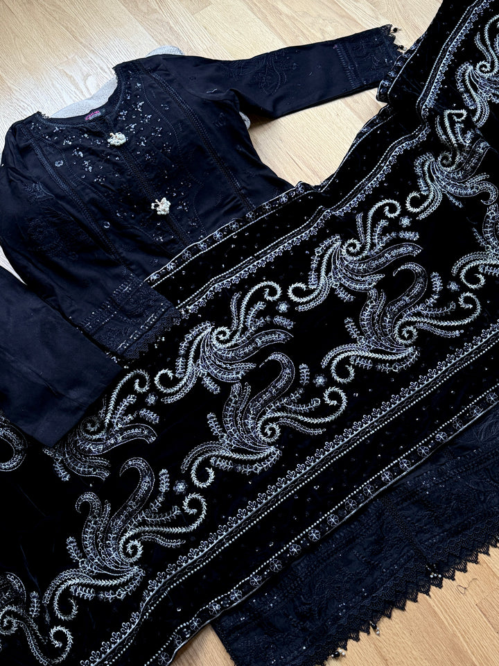 LINEN SUIT WITH EMBROIDERED VELVET DUPATTA VLSF02