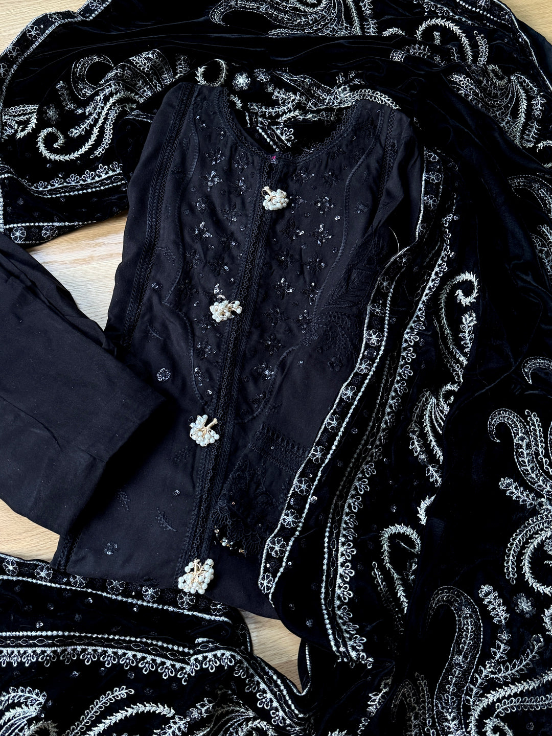 LINEN SUIT WITH EMBROIDERED VELVET DUPATTA VLSF02