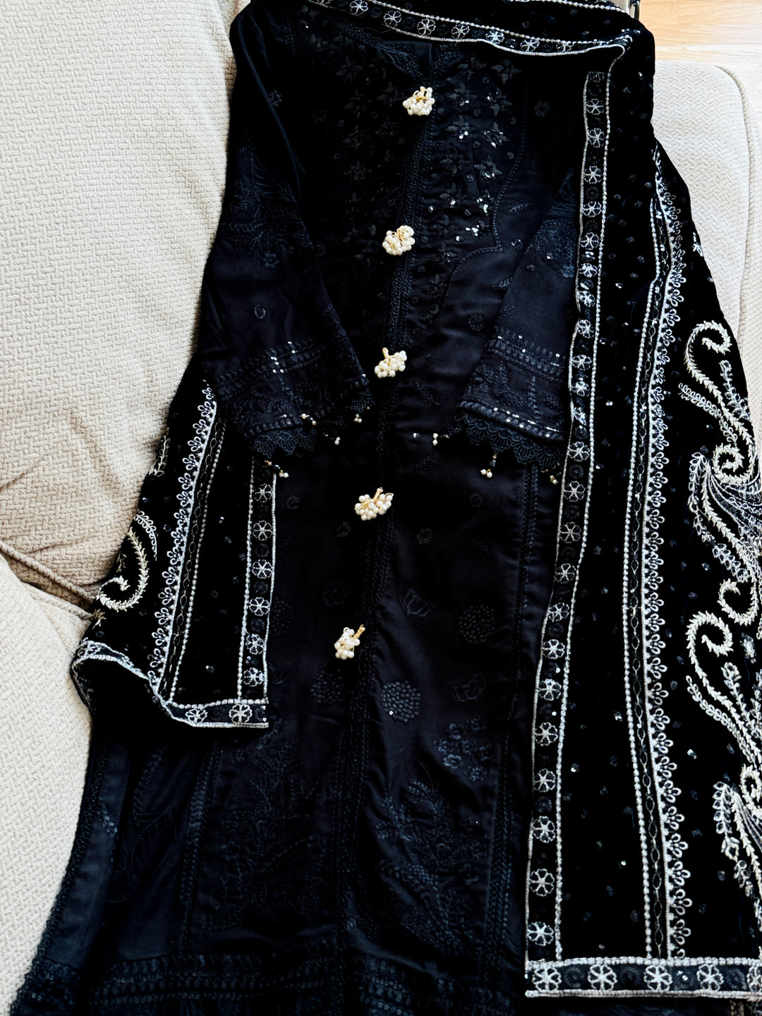 LINEN SUIT WITH EMBROIDERED VELVET DUPATTA VLSF02