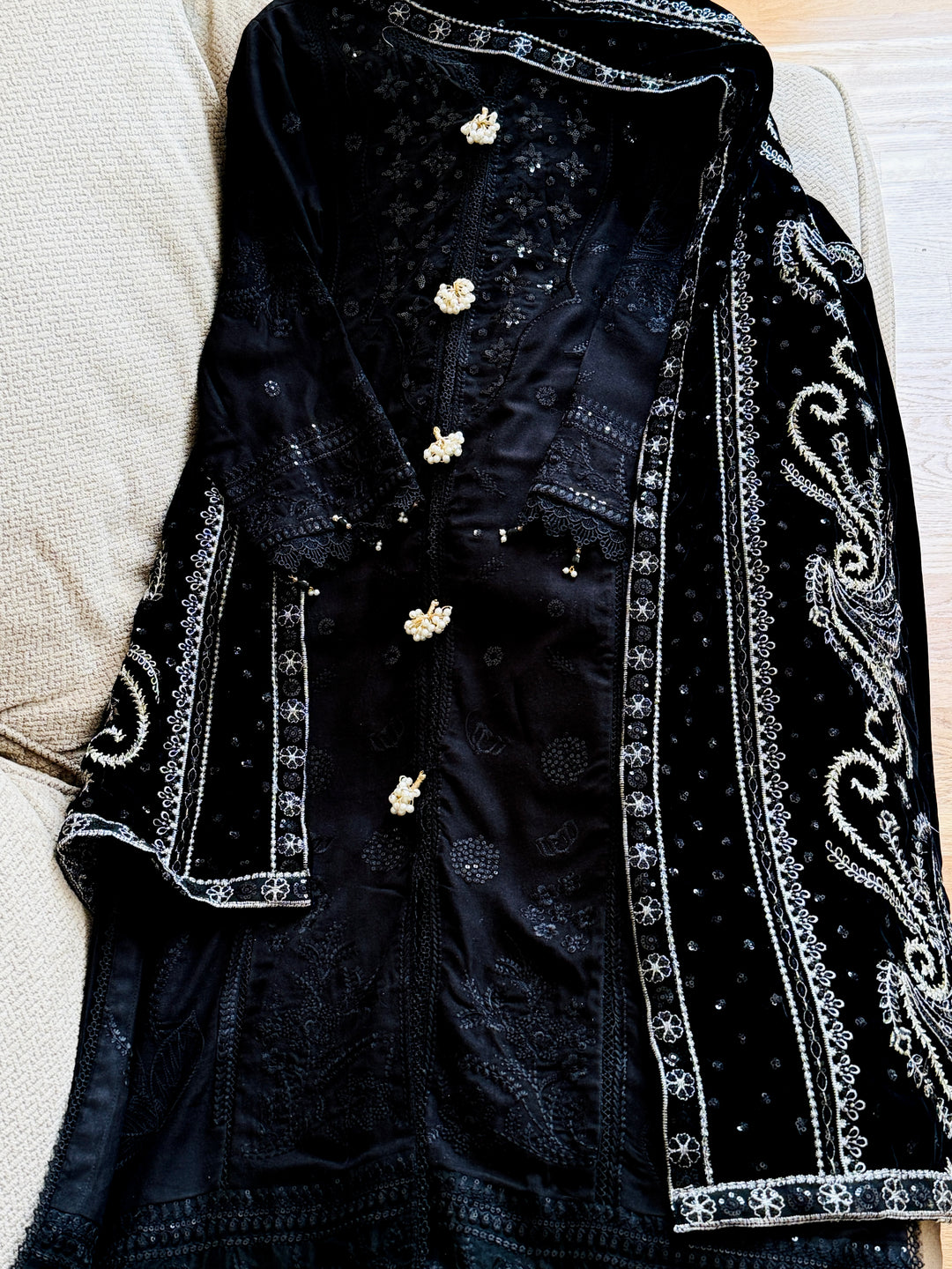 LINEN SUIT WITH EMBROIDERED VELVET DUPATTA VLSF02