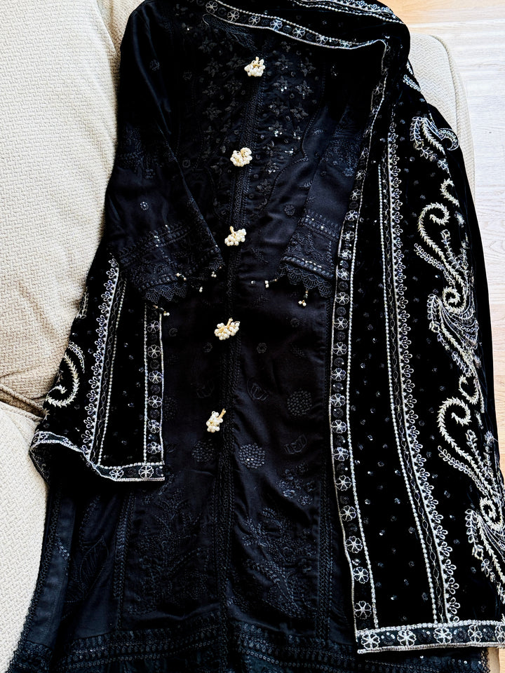 LINEN SUIT WITH EMBROIDERED VELVET DUPATTA VLSF02