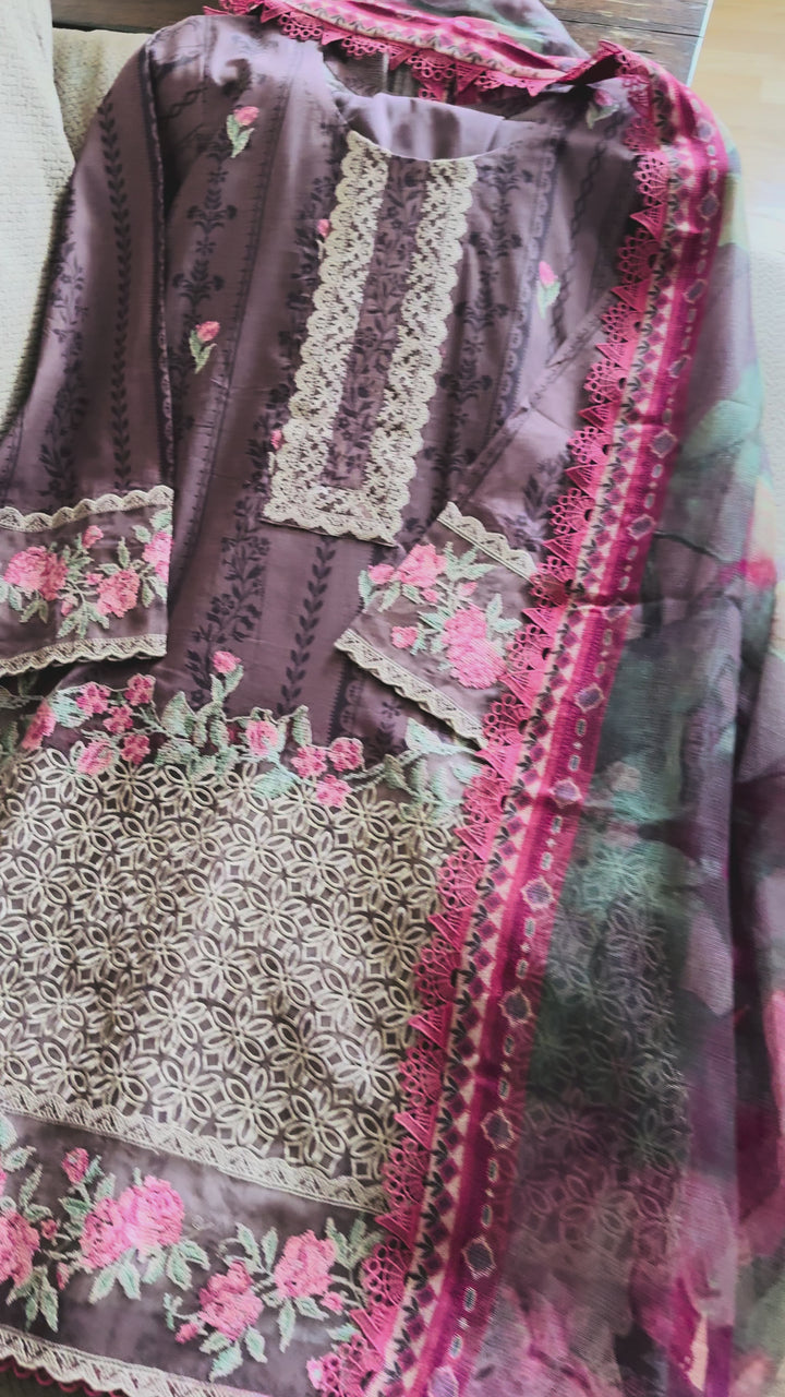 ZAINAB CHOTTANI LAWN COLLECTION ZCSF01
